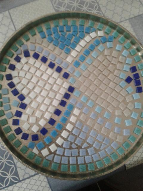 plateau rond mosaique papillon bleu